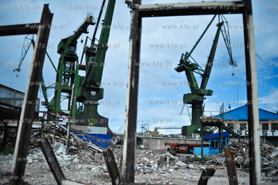 Rozbiorka zabytkowych hali Stoczni Gdanskiej, tereny...