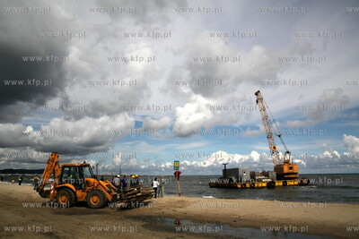Sopot. Silny polnocny wiatr towarzyszacy sztormowi...