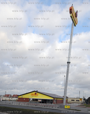 Na skutek silnego wiatru przechylil sie slup z logotypem...