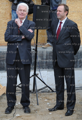 Zawieszenie wiechy na Teatrze Muzycznym w Gdyni. W...