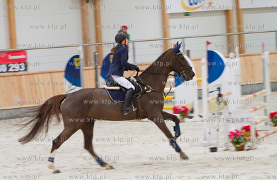 Pierwszy dzien Halowych Regionalnych Zawodow w Skokach...