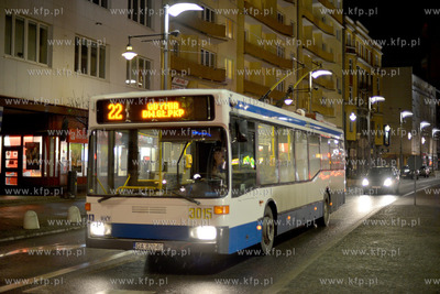 Gdynia. Centrum miasta wieczorowa pora - Plac Kaszubski....