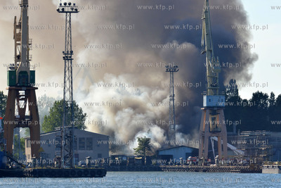 Pozar hali na terenie stoczni Marynarki Wojennej w...
