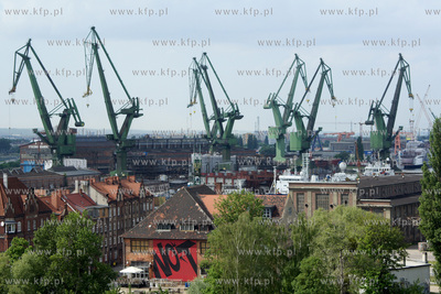 Gdańsk. Instytut Sztuki Wyspa. W oddali żurawie stoczniowe....