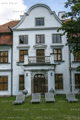 Wieś Bogatyńskie na Warmii. Późnobarokowy pałac...