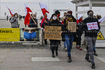 Sopot. Molo. Protest Kobiet po wydanym orzeczeniu Trybunalu...