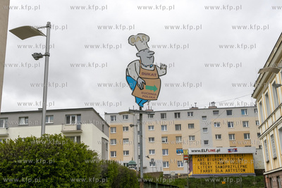 Reklama baru mlecznego Dukat stojąca obok placu Jana...