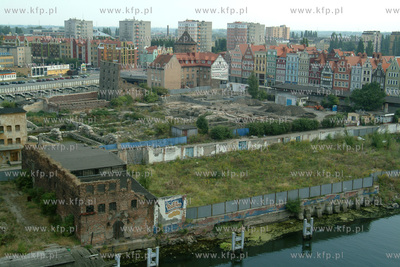 Gdansk, widok na wyspe spichrzow. 5.09.2002 fot. Wojtek...