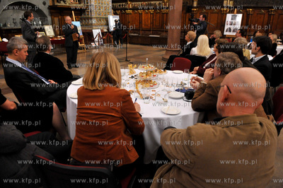 Gdansk. Dwor Artusa. Wystawa Skarby niezwykle, przedstawiajaca...