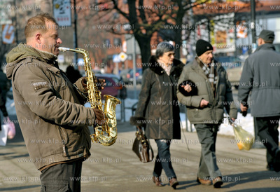 Grajacego przechodniom na saksofonie pana Adama mozna...