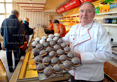 Marek Szydlowski prezentuje paczki przygotowane na...