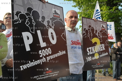 Protest Solidarnosci przed rozpoczynajaca sie w budynku...