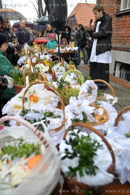 Wielka Sobota. Tradycyjne wielkanocne swiecenie pokarmow...