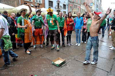 Gdansk, ul. Dluga Irlandzcy i hiszpanscy kibice bawia...