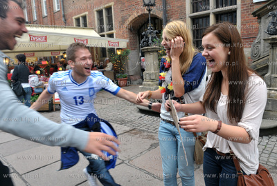 Bezplatne przytulanie przed Ratuszem Głownomiejskim...