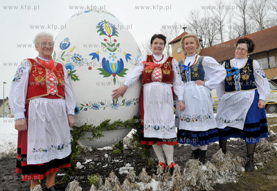 Wielkanocna dwumetrowa pisanka w Zukowie na Kaszubach....