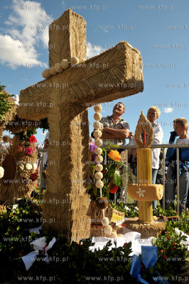 Dozynki w Luzienie na Kaszubach. Wystawa wiencow dozynkowych....