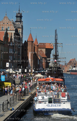Gdansk. Statek wycieczkowy Elzbieta bialej floty Zeglugi...