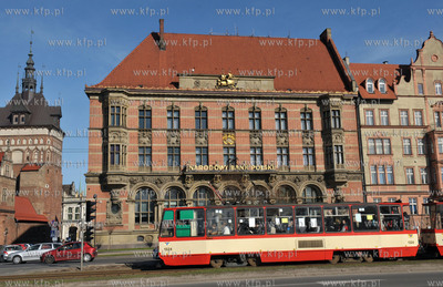 Gdansk. Tramwaj na ul. Okopowej.  W glebu sidziba Narodowego...