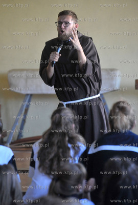 Franciszkanin ojciec Lukasz Buksa podczas reklolekcji...