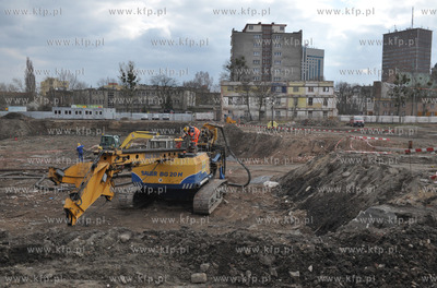 Gdansk. Przygfotowania do budowy betonowych wiezowcow...