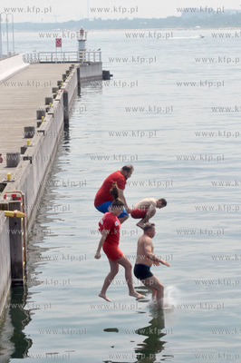 Legalny, charytatywny skok z mola w Sopocie. Każdy...