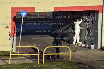 Mural autorstwa Grzegorza Zająca powstaje w przejściu...