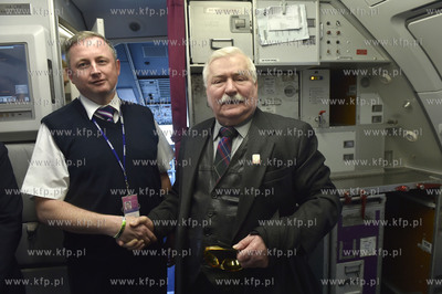 Lech Walęsa na pokładzie samolotu airbus linii Wizzair...