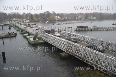 Most pontonowy na Martwej Wiśle w Sobieszewie. 
10.11.2018...