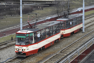 Gdańsk. Węzeł Okopowa. Tramwaj 105n  na ul. Okopowej....