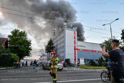 Pożar hali magazynowej w Nowym Porcie w Gdańsku....
