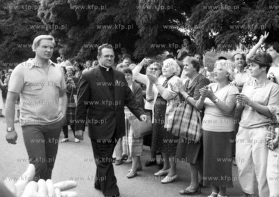 Ksiadz Henryk Jankowski idzie do Stoczni Gdanskiej...