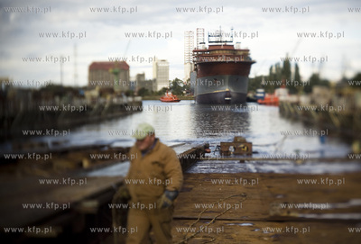 Stocznia Gdansk. Pochylnia B1 wodowanie kolejnego statku...