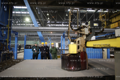 Stocznia Gdansk. Hala K-1. Rozpoczecie ciecia blach...