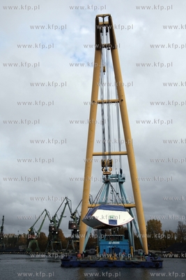 Port Gdanski. Basen weglowy. Rozladunek najciezszych...