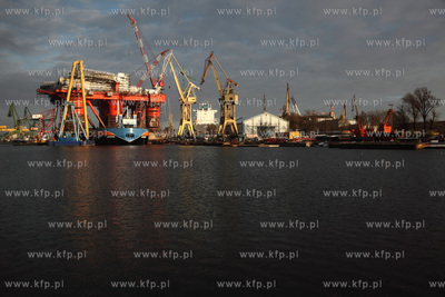 Platforma wiertnicza w Stoczni Remontowej w Gdansku.
13.12.2012
fot....