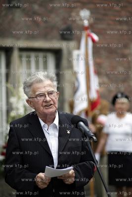 Odsloniecie tablicy upamietniajcej fakt, ze w budynku...