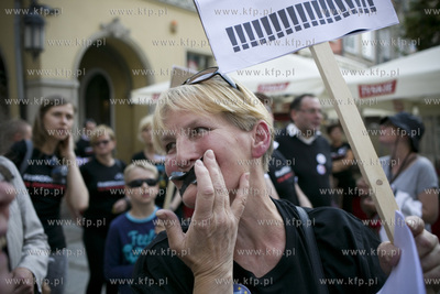 Gdańsk. Długi Targ. Milczący protest KOD-u przeciw...
