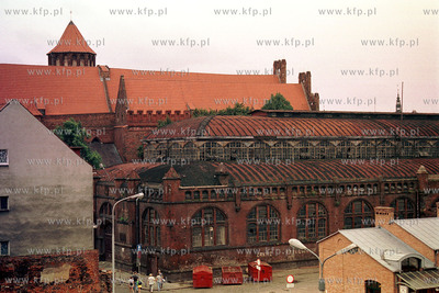 Hala Targowa w Gdansku, w tle widac kosciol sw. Mikolaja....