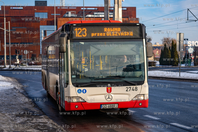 Wały Piastowskie w Gdańsku. Autobus Mercedes Citaro...