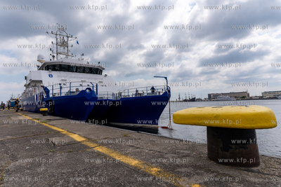 Gdynia. Port Dalmor.  Statek naukowo-badawczy Wydziału...