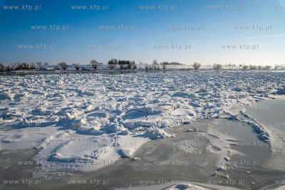 Zima. Wisła w okolicy mostu w Kiezmarku. 18.01.2026...