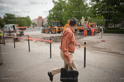 Pekniecie rury wodociagowej obok Domu Prasy na Targu...