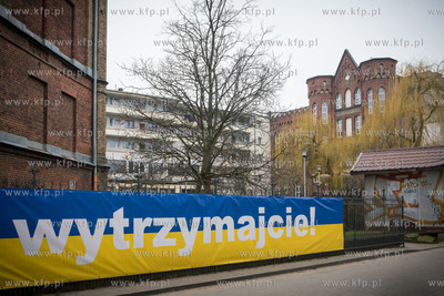 Banery z napisem WYTRZYMAJCIE! pojawiły się na ogrodzeniu...