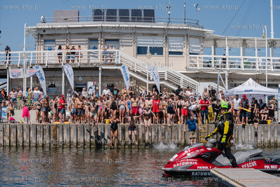 Sopot. 12. Charytatywny skok z molo do morza dla Moniki...