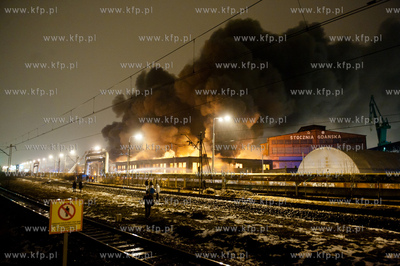 Gdansk. Pozar znajdujacej sie na terenie Stoczni Gdanskiej...