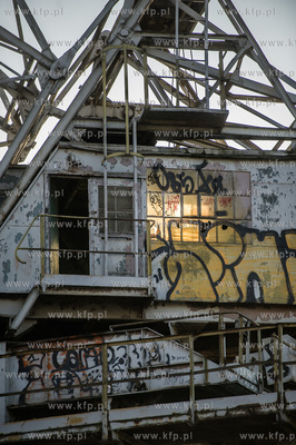 Gdansk. Tereny bylej Stoczni Gdansk. Wyburzenie budynku...