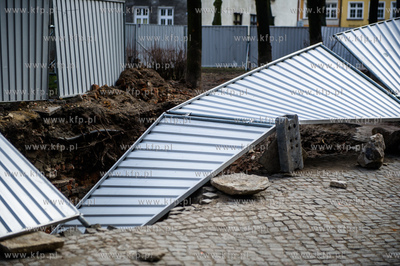 Gdansk. Przewrocone ogrodzenie, odslaniajace wykop...