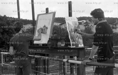 Mlodzi artysci maluja obrazy w Gdansku Oliwie. 4.07.1979...
