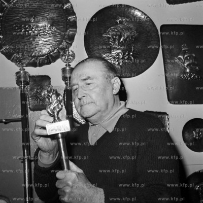 Stanislaw Nowakowski, metaloplastyk z Sopotu przy szlifowaniu...